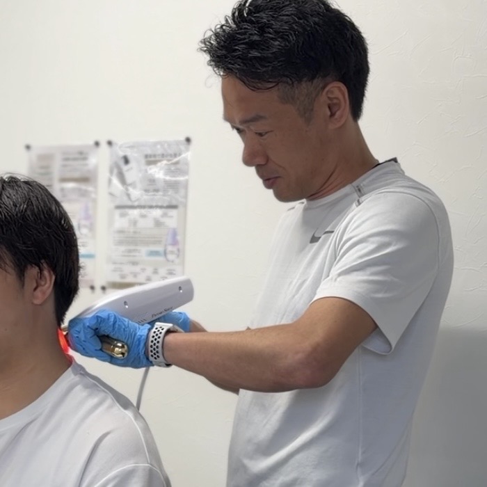 ATHBASE整体院の河江将司がフィジオショットでケアを行っている様子